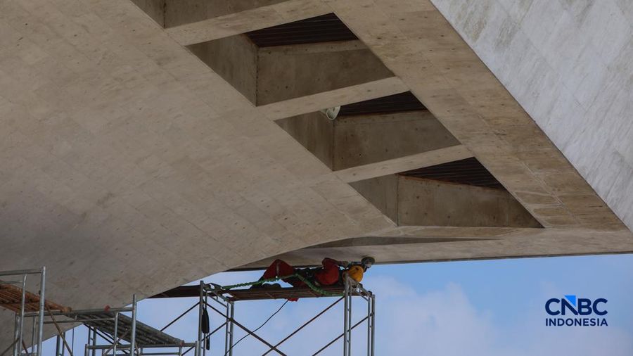 Pekerja membersihkan badan Tugu Monumen Nasional (Monas) di Jakarta, Rabu (15/7/2026).