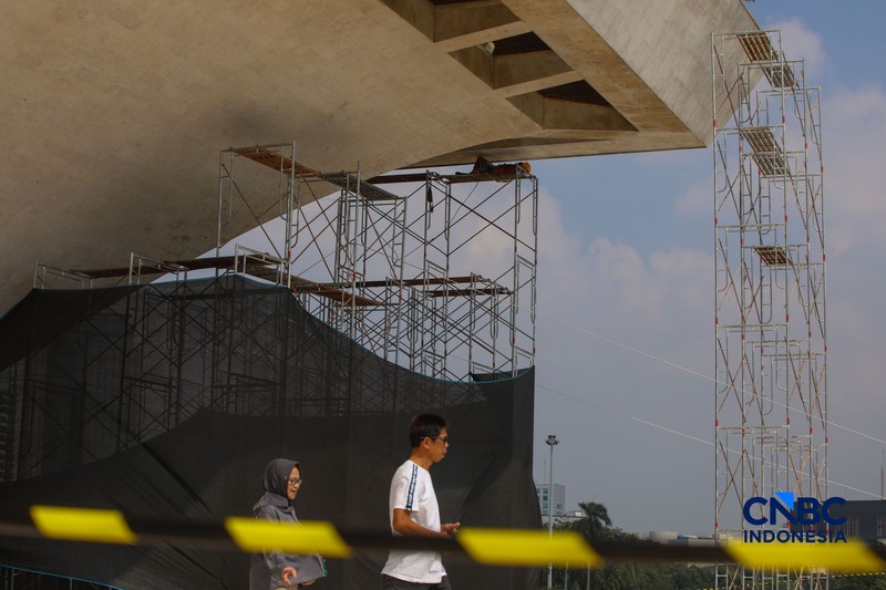 Pekerja membersihkan badan Tugu Monumen Nasional (Monas) di Jakarta, Rabu (15/7/2026). (CNBC Indonesia/Faisal Rahman)