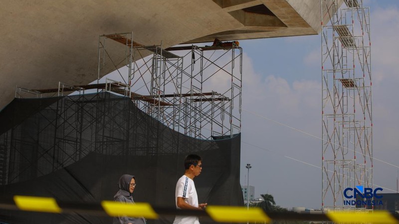 Pekerja membersihkan badan Tugu Monumen Nasional (Monas) di Jakarta, Rabu (15/7/2026).