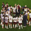 Pelatih Spanyol Luis de la Fuente memberikan instruksi kepada para pemain saat jeda minum dalam pertandingan semifinal Piala Dunia FIFA 2026 melawan Prancis di Dallas Stadium, Arlington, Texas, Amerika Serikat, Selasa (14/7/2026). (REUTERS/Brian Snyd