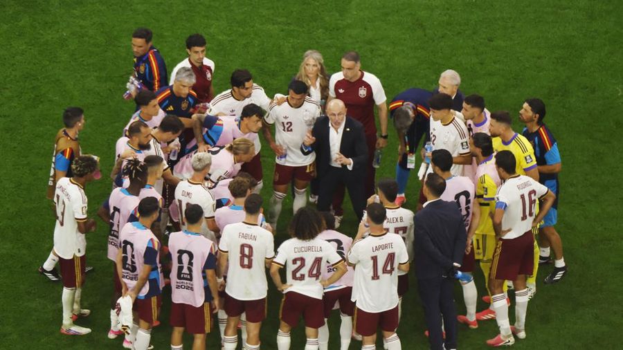 Pelatih Spanyol Luis de la Fuente memberikan instruksi kepada para pemain saat jeda minum dalam pertandingan semifinal Piala Dunia FIFA 2026 melawan Prancis di Dallas Stadium, Arlington, Texas, Amerika Serikat, Selasa (14/7/2026). (REUTERS/Brian Snyd