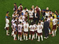 Pelatih Spanyol Luis de la Fuente memberikan instruksi kepada para pemain saat jeda minum dalam pertandingan semifinal Piala Dunia FIFA 2026 melawan Prancis di Dallas Stadium, Arlington, Texas, Amerika Serikat, Selasa (14/7/2026). (REUTERS/Brian Snyd