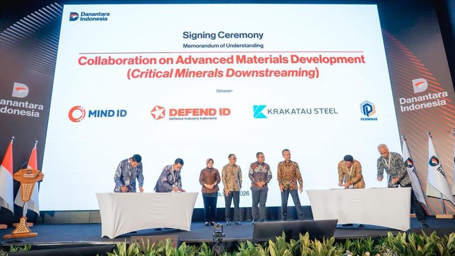 Penandatanganan nota kesepahaman pengembangan material maju (critical minerals downstreaming) antara PT Mineral Industri Indonesia (Persero), PT LEN Industri (Persero), PT Krakatau Steel (Persero) Tbk dan PT Perminas (Persero). (Dok. Danantara)