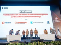 Penandatanganan nota kesepahaman pengembangan material maju (critical minerals downstreaming) antara PT Mineral Industri Indonesia (Persero), PT LEN Industri (Persero), PT Krakatau Steel (Persero) Tbk dan PT Perminas (Persero). (Dok. Danantara)