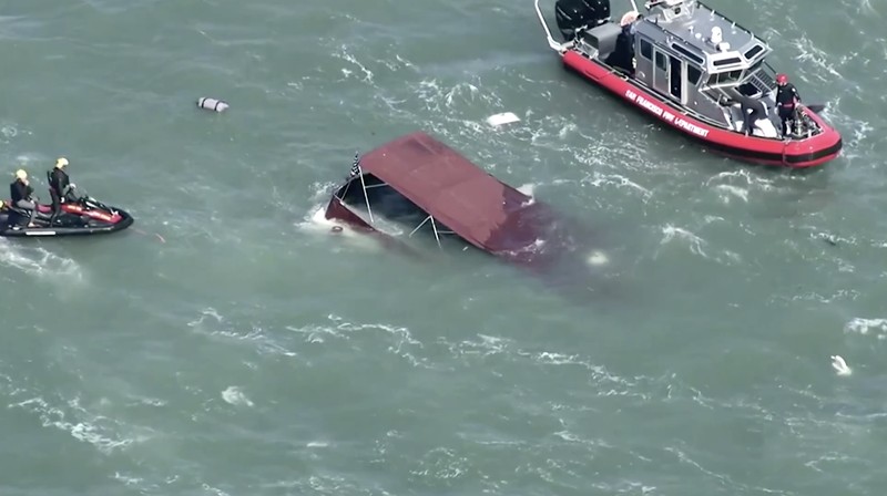 Penjaga Pantai Amerika Serikat meluncurkan operasi pencarian dan penyelamatan setelah sebuah kapal yang mengangkut 19 orang terbakar di perairan Teluk San Francisco, dekat Pulau Alcatraz, Selasa (14/7/2026) waktu setempat. (Tangkapan Layar Video Reuters/ABC AFFILIATE KGO)