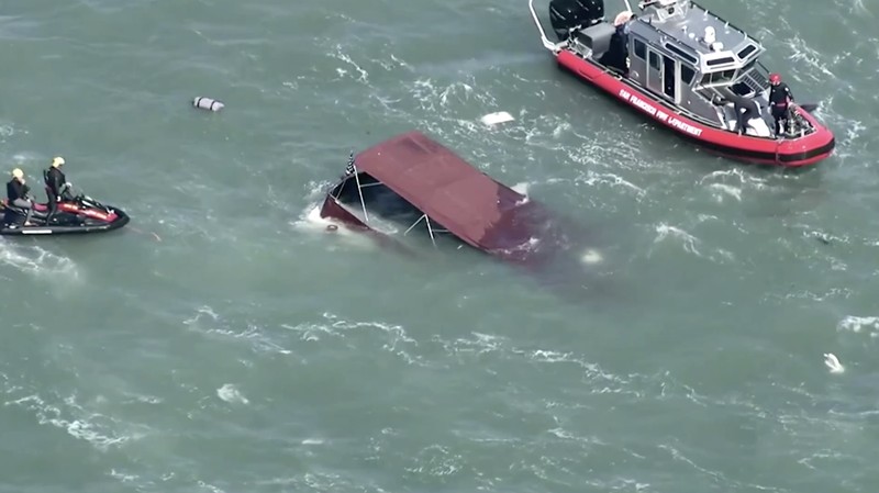 Penjaga Pantai Amerika Serikat meluncurkan operasi pencarian dan penyelamatan setelah sebuah kapal yang mengangkut 19 orang terbakar di perairan Teluk San Francisco, dekat Pulau Alcatraz, Selasa (14/7/2026) waktu setempat.