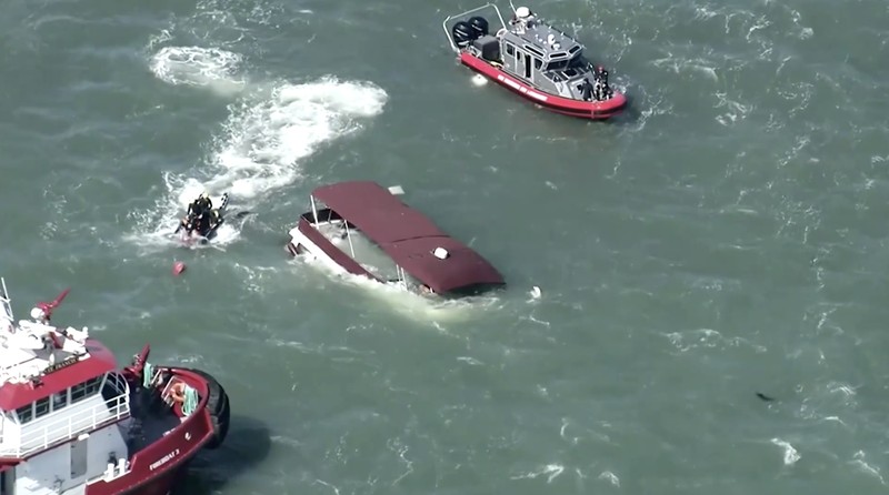 Penjaga Pantai Amerika Serikat meluncurkan operasi pencarian dan penyelamatan setelah sebuah kapal yang mengangkut 19 orang terbakar di perairan Teluk San Francisco, dekat Pulau Alcatraz, Selasa (14/7/2026) waktu setempat. (Tangkapan Layar Video Reuters/ABC AFFILIATE KGO)