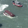 Penjaga Pantai Amerika Serikat meluncurkan operasi pencarian dan penyelamatan setelah sebuah kapal yang mengangkut 19 orang terbakar di perairan Teluk San Francisco, dekat Pulau Alcatraz, Selasa (14/7/2026) waktu setempat. (Tangkapan Layar Video Reut