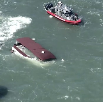 Penjaga Pantai Amerika Serikat meluncurkan operasi pencarian dan penyelamatan setelah sebuah kapal yang mengangkut 19 orang terbakar di perairan Teluk San Francisco, dekat Pulau Alcatraz, Selasa (14/7/2026) waktu setempat. (Tangkapan Layar Video Reut