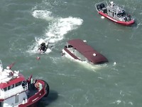 Penjaga Pantai Amerika Serikat meluncurkan operasi pencarian dan penyelamatan setelah sebuah kapal yang mengangkut 19 orang terbakar di perairan Teluk San Francisco, dekat Pulau Alcatraz, Selasa (14/7/2026) waktu setempat. (Tangkapan Layar Video Reut
