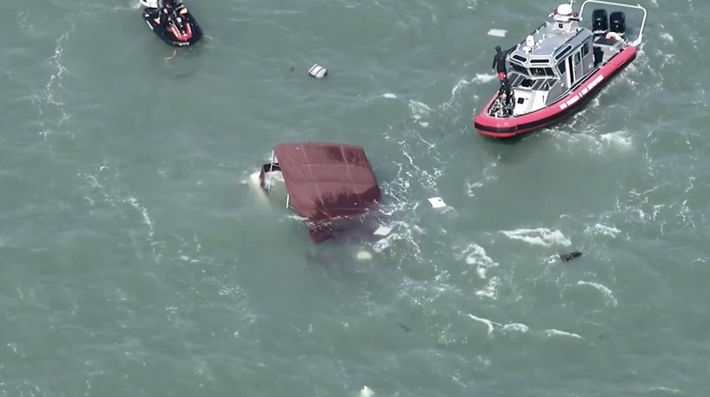 Penjaga Pantai Amerika Serikat meluncurkan operasi pencarian dan penyelamatan setelah sebuah kapal yang mengangkut 19 orang terbakar di perairan Teluk San Francisco, dekat Pulau Alcatraz, Selasa (14/7/2026) waktu setempat. (Tangkapan Layar Video Reuters/ABC AFFILIATE KGO)