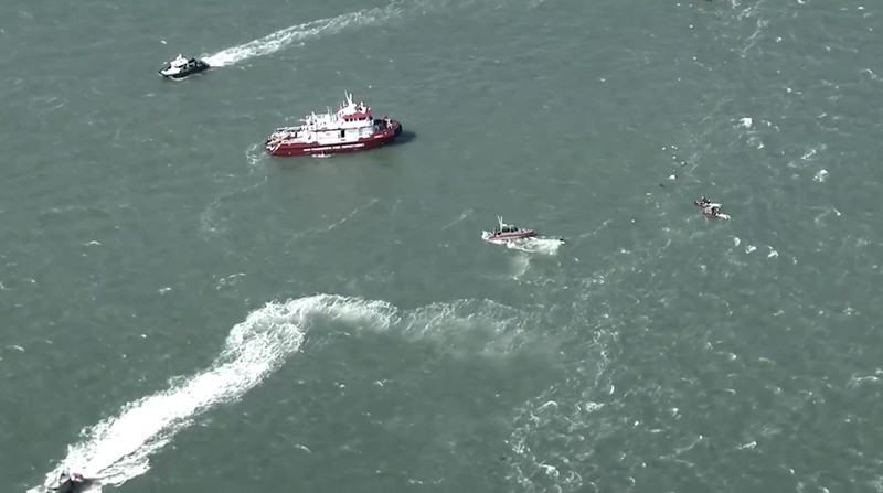 Penjaga Pantai Amerika Serikat meluncurkan operasi pencarian dan penyelamatan setelah sebuah kapal yang mengangkut 19 orang terbakar di perairan Teluk San Francisco, dekat Pulau Alcatraz, Selasa (14/7/2026) waktu setempat. (Tangkapan Layar Video Reuters/ABC AFFILIATE KGO)