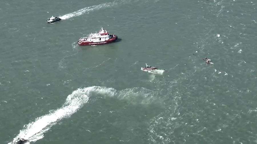 Penjaga Pantai Amerika Serikat meluncurkan operasi pencarian dan penyelamatan setelah sebuah kapal yang mengangkut 19 orang terbakar di perairan Teluk San Francisco, dekat Pulau Alcatraz, Selasa (14/7/2026) waktu setempat.