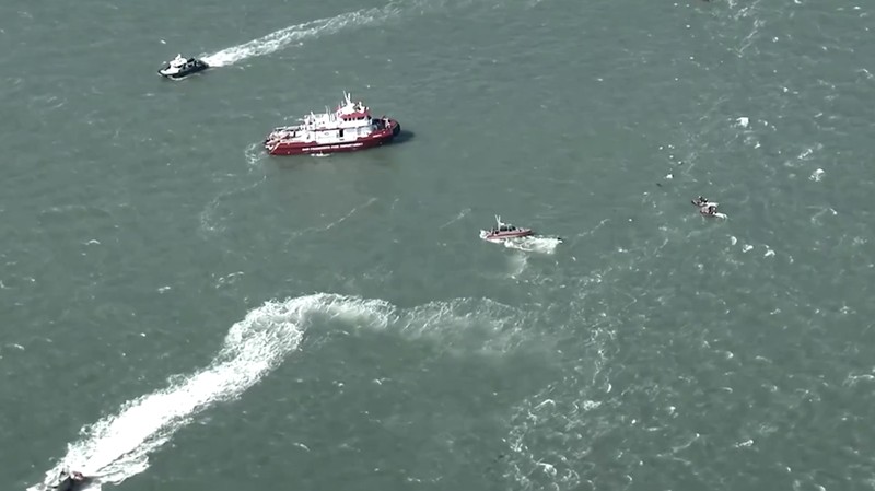 Penjaga Pantai Amerika Serikat meluncurkan operasi pencarian dan penyelamatan setelah sebuah kapal yang mengangkut 19 orang terbakar di perairan Teluk San Francisco, dekat Pulau Alcatraz, Selasa (14/7/2026) waktu setempat.