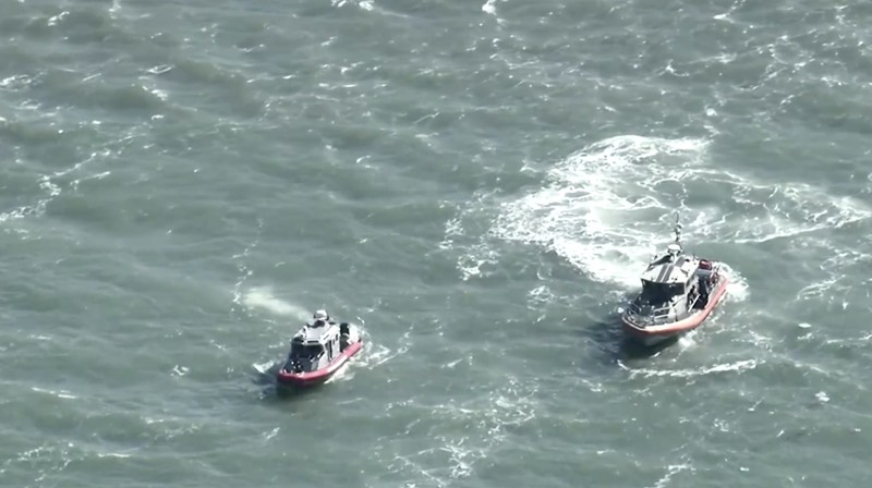 Penjaga Pantai Amerika Serikat meluncurkan operasi pencarian dan penyelamatan setelah sebuah kapal yang mengangkut 19 orang terbakar di perairan Teluk San Francisco, dekat Pulau Alcatraz, Selasa (14/7/2026) waktu setempat. (Tangkapan Layar Video Reuters/ABC AFFILIATE KGO)