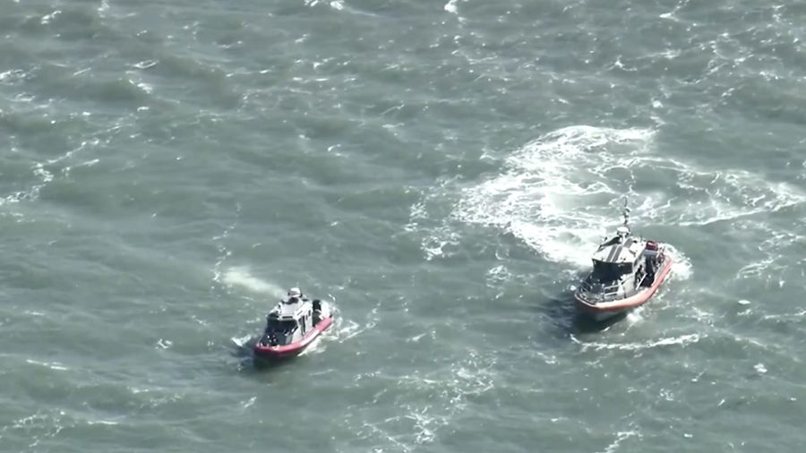 Penjaga Pantai Amerika Serikat meluncurkan operasi pencarian dan penyelamatan setelah sebuah kapal yang mengangkut 19 orang terbakar di perairan Teluk San Francisco, dekat Pulau Alcatraz, Selasa (14/7/2026) waktu setempat.