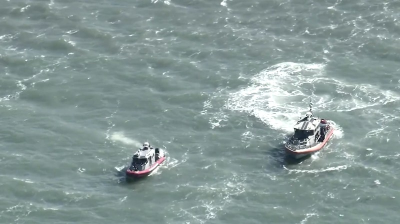 Penjaga Pantai Amerika Serikat meluncurkan operasi pencarian dan penyelamatan setelah sebuah kapal yang mengangkut 19 orang terbakar di perairan Teluk San Francisco, dekat Pulau Alcatraz, Selasa (14/7/2026) waktu setempat.