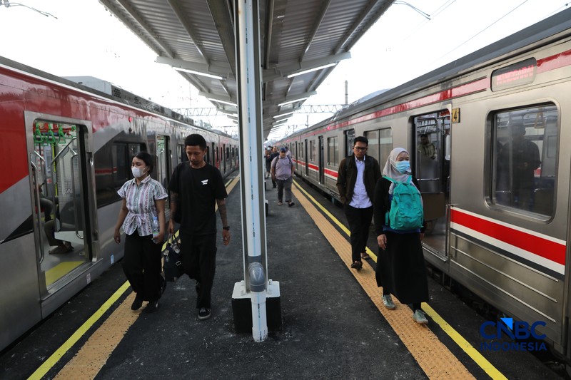 Penumpang KRL usai turun dari kereta di peron 6,7, dan 8 Stasiun Bogor, Jawa Barat, Rabu, (15/7/2026). (CNBC Indonesia/Muhammad Sabki)