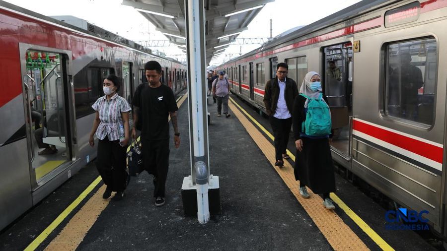 Penumpang KRL usai turun dari kereta di peron 6,7, dan 8 Stasiun Bogor, Jawa Barat, Rabu, (15/7/2026). (CNBC Indonesia/Muhammad Sabki)