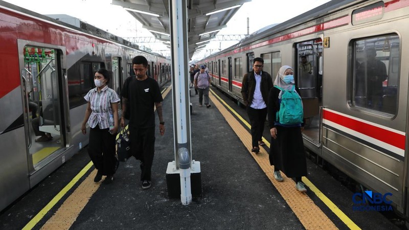Penumpang KRL usai turun dari kereta di peron 6,7, dan 8 Stasiun Bogor, Jawa Barat, Rabu, (15/7/2026). (CNBC Indonesia/Muhammad Sabki)