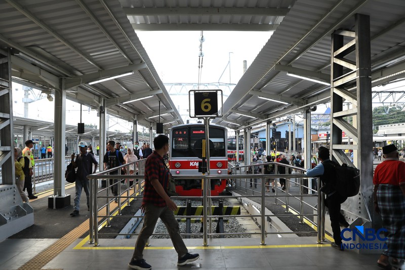 Penumpang KRL usai turun dari kereta di peron 6,7, dan 8 Stasiun Bogor, Jawa Barat, Rabu, (15/7/2026). (CNBC Indonesia/Muhammad Sabki)