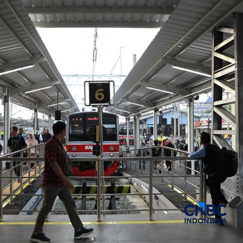 Penumpang KRL usai turun dari kereta di peron 6,7, dan 8 Stasiun Bogor, Jawa Barat, Rabu, (15/7/2026). (CNBC Indonesia/Muhammad Sabki)