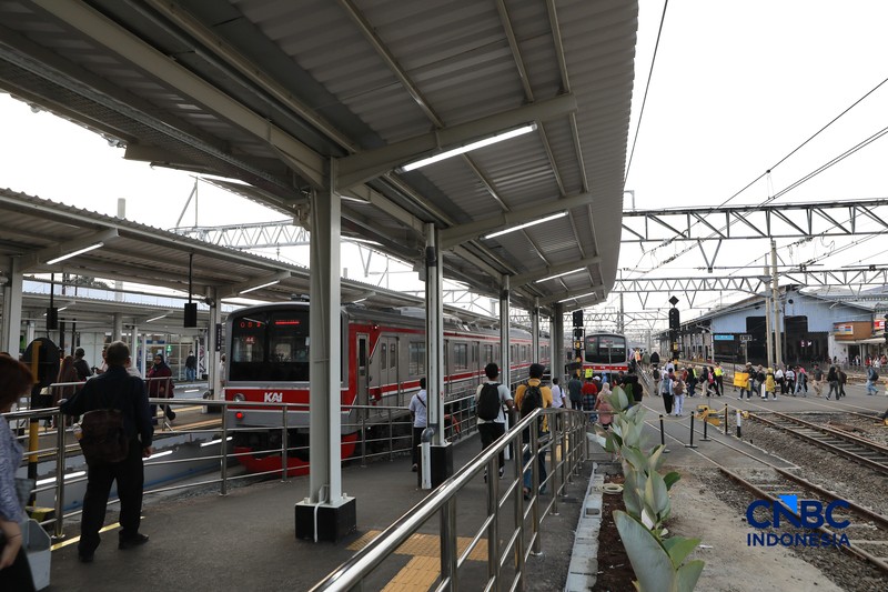 Penumpang KRL usai turun dari kereta di peron 6,7, dan 8 Stasiun Bogor, Jawa Barat, Rabu, (15/7/2026). (CNBC Indonesia/Muhammad Sabki)