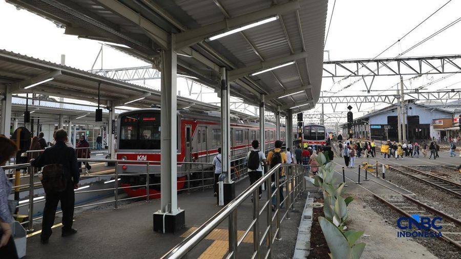 Penumpang KRL usai turun dari kereta di peron 6,7, dan 8 Stasiun Bogor, Jawa Barat, Rabu, (15/7/2026). (CNBC Indonesia/Muhammad Sabki)