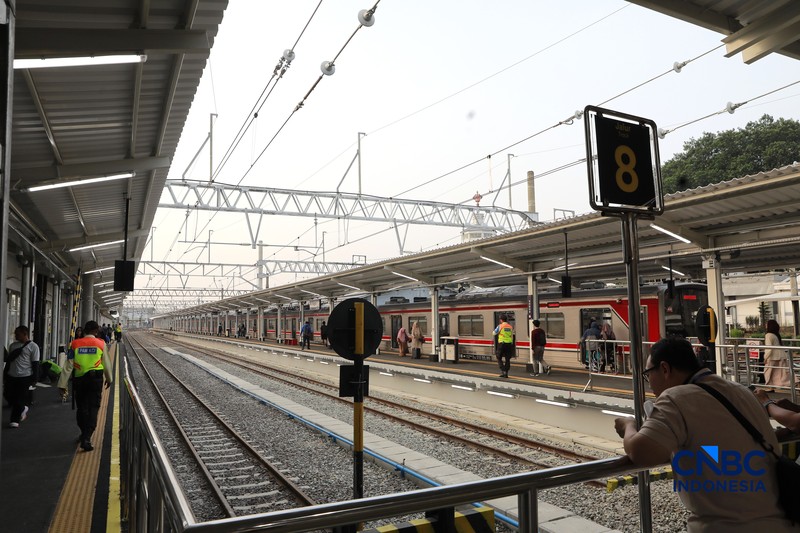 Penumpang KRL usai turun dari kereta di peron 6,7, dan 8 Stasiun Bogor, Jawa Barat, Rabu, (15/7/2026). (CNBC Indonesia/Muhammad Sabki)