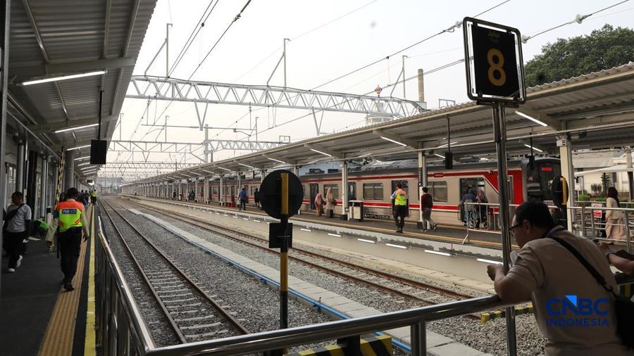 Penumpang KRL usai turun dari kereta di peron 6,7, dan 8 Stasiun Bogor, Jawa Barat, Rabu, (15/7/2026). (CNBC Indonesia/Muhammad Sabki)