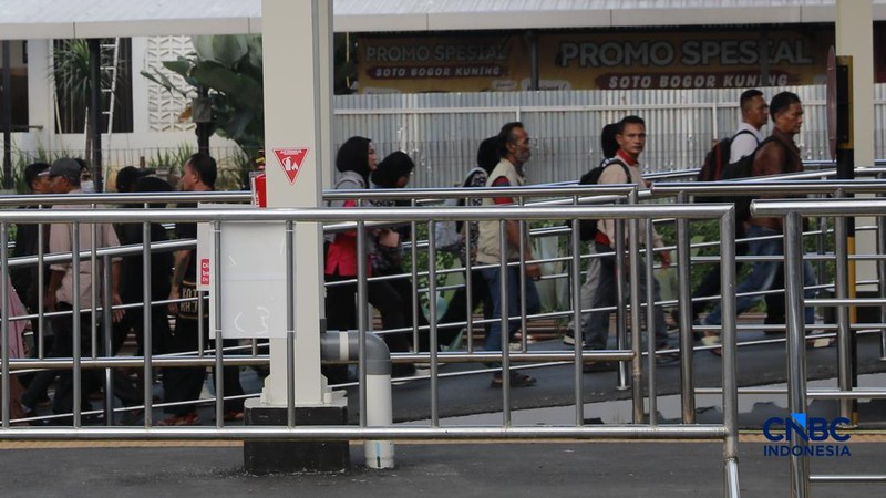 Penumpang KRL usai turun dari kereta di peron 6,7, dan 8 Stasiun Bogor, Jawa Barat, Rabu, (15/7/2026). (CNBC Indonesia/Muhammad Sabki)