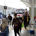 Penumpang KRL usai turun dari kereta di peron 6,7, dan 8 Stasiun Bogor, Jawa Barat, Rabu, (15/7/2026). (CNBC Indonesia/Muhammad Sabki)