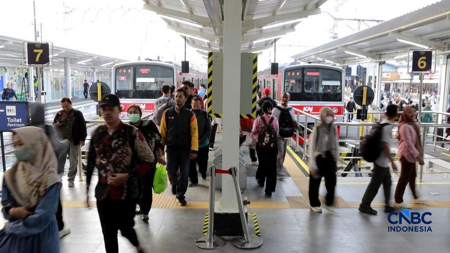 Penumpang KRL usai turun dari kereta di peron 6,7, dan 8 Stasiun Bogor, Jawa Barat, Rabu, (15/7/2026). (CNBC Indonesia/Muhammad Sabki)