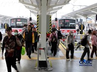 Penumpang KRL usai turun dari kereta di peron 6,7, dan 8 Stasiun Bogor, Jawa Barat, Rabu, (15/7/2026). (CNBC Indonesia/Muhammad Sabki)