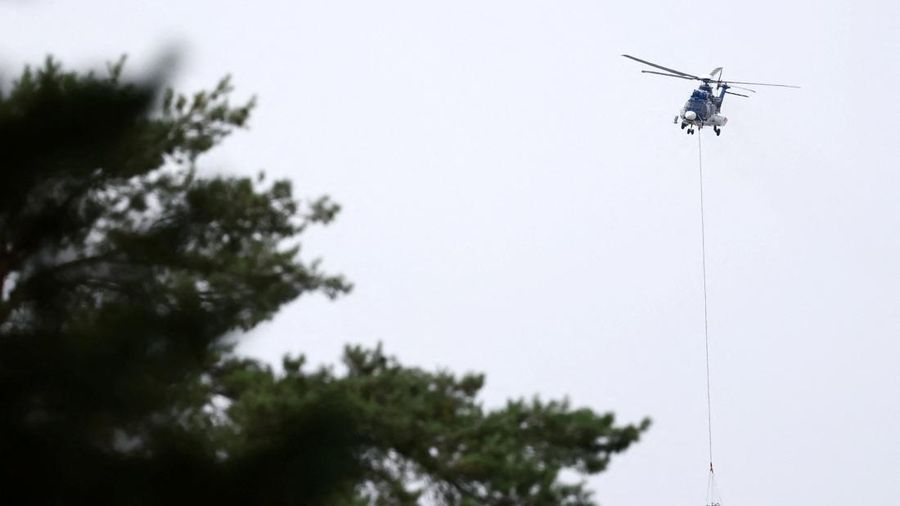 Petugas pemadam kebakaran memadamkan kebakaran hutan yang melanda kawasan hutan bersejarah Fontainebleau, dekat Paris, Prancis, Selasa (14/7/2026). (REUTERS/Stephane Mahe)