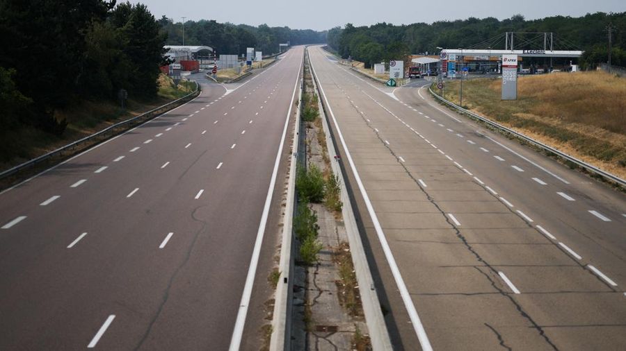 Petugas pemadam kebakaran memadamkan kebakaran hutan yang melanda kawasan hutan bersejarah Fontainebleau, dekat Paris, Prancis, Selasa (14/7/2026). (REUTERS/Stephane Mahe)