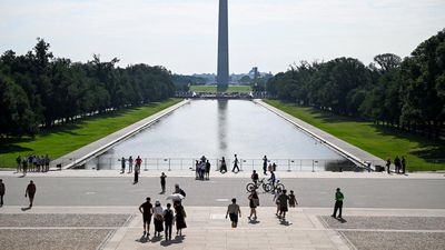 Potret Pagar Mengelilingi Kolam Refleksi Monumen Lincoln