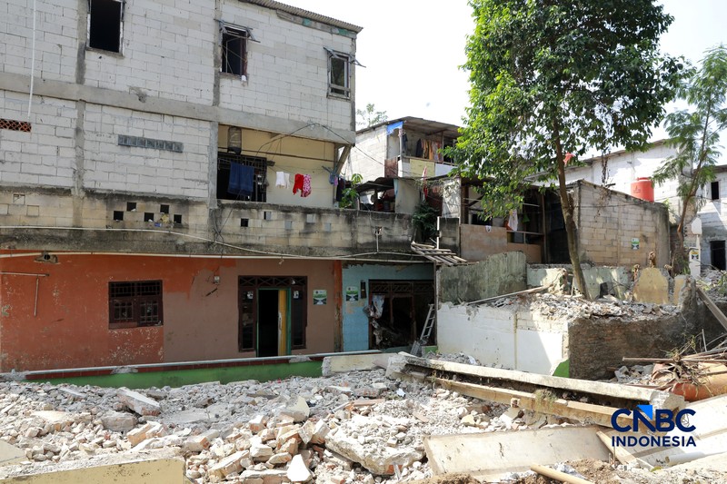 Sejumlah rumah di RW 03, Kelurahan Cawang, Kramat Jati, Jakarta Timur, mulai dibongkar pada Rabu (15/7/2026), sebagai bagian dari proyek normalisasi Kali Ciliwung. Pembongkaran ini menjadi tahapan awal upaya Pemerintah Provinsi DKI Jakarta mempercepat pengendalian banjir di ibu kota. (CNBC Indonesia/Muhammad Sabki)