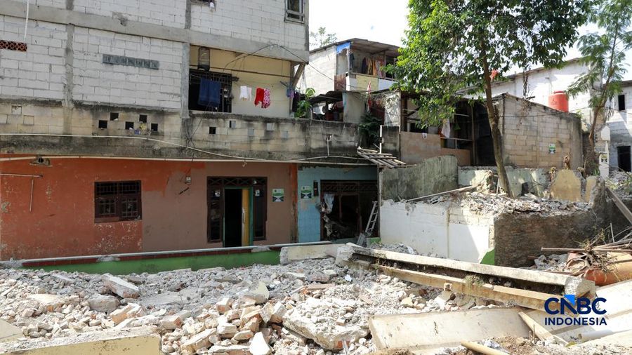 Sejumlah rumah di RW 03, Kelurahan Cawang, Kramat Jati, Jakarta Timur, mulai dibongkar pada Rabu (15/7/2026), sebagai bagian dari proyek normalisasi Kali Ciliwung. Pembongkaran ini menjadi tahapan awal upaya Pemerintah Provinsi DKI Jakarta mempercepa