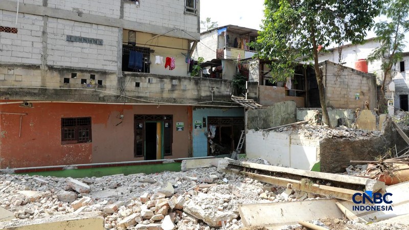Sejumlah rumah di RW 03, Kelurahan Cawang, Kramat Jati, Jakarta Timur, mulai dibongkar pada Rabu (15/7/2026), sebagai bagian dari proyek normalisasi Kali Ciliwung. Pembongkaran ini menjadi tahapan awal upaya Pemerintah Provinsi DKI Jakarta mempercepa
