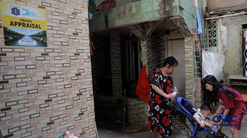 Sejumlah rumah di RW 03, Kelurahan Cawang, Kramat Jati, Jakarta Timur, mulai dibongkar pada Rabu (15/7/2026), sebagai bagian dari proyek normalisasi Kali Ciliwung. Pembongkaran ini menjadi tahapan awal upaya Pemerintah Provinsi DKI Jakarta mempercepa