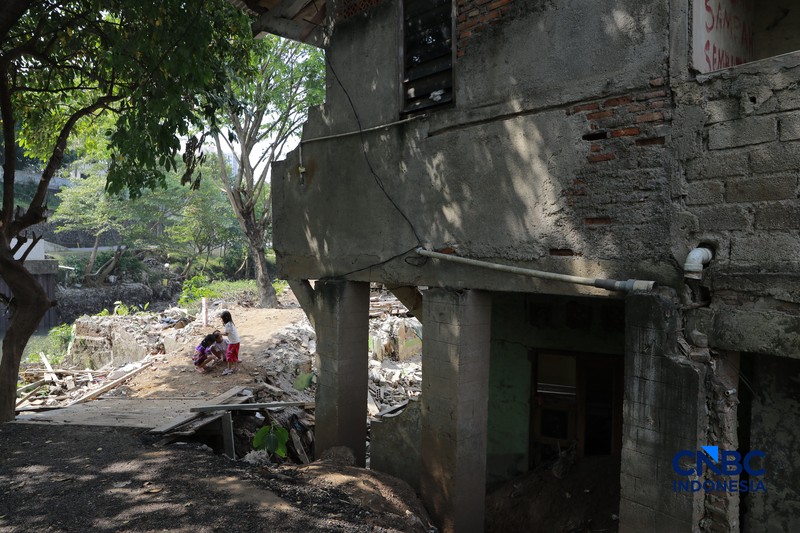 Sejumlah rumah di RW 03, Kelurahan Cawang, Kramat Jati, Jakarta Timur, mulai dibongkar pada Rabu (15/7/2026), sebagai bagian dari proyek normalisasi Kali Ciliwung. Pembongkaran ini menjadi tahapan awal upaya Pemerintah Provinsi DKI Jakarta mempercepat pengendalian banjir di ibu kota. (CNBC Indonesia/Muhammad Sabki)
