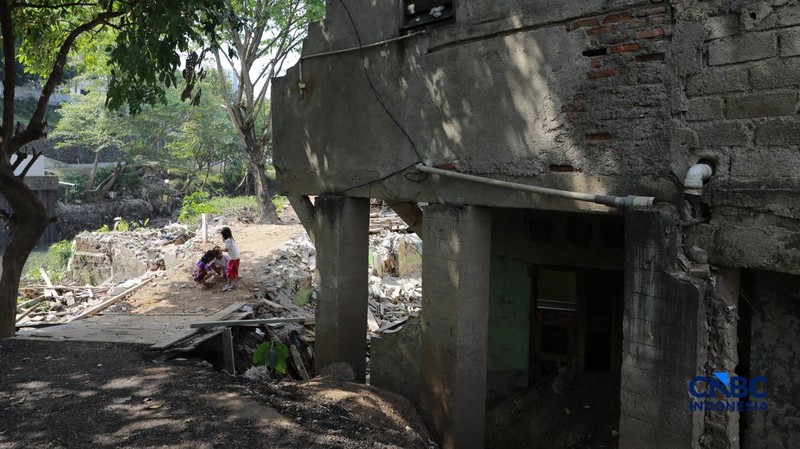 Sejumlah rumah di RW 03, Kelurahan Cawang, Kramat Jati, Jakarta Timur, mulai dibongkar pada Rabu (15/7/2026), sebagai bagian dari proyek normalisasi Kali Ciliwung. Pembongkaran ini menjadi tahapan awal upaya Pemerintah Provinsi DKI Jakarta mempercepa