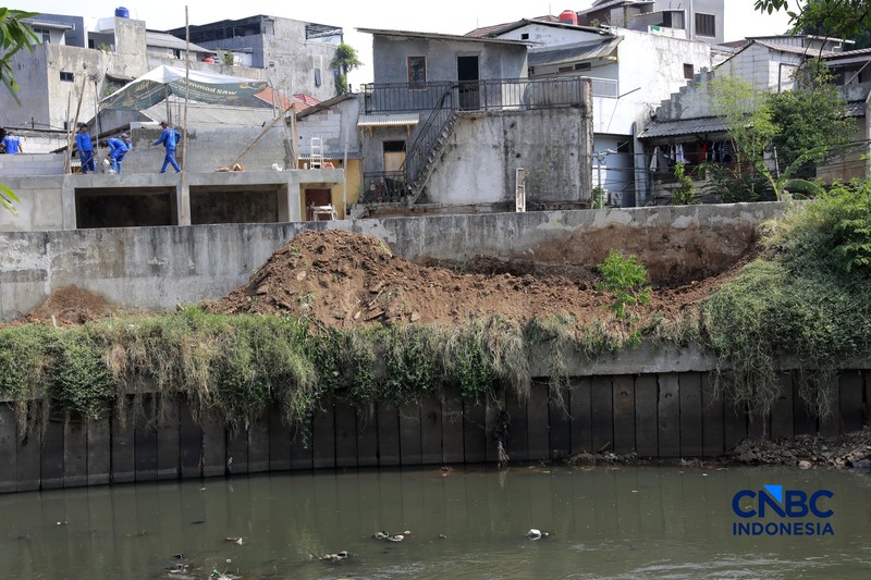 Sejumlah rumah di RW 03, Kelurahan Cawang, Kramat Jati, Jakarta Timur, mulai dibongkar pada Rabu (15/7/2026), sebagai bagian dari proyek normalisasi Kali Ciliwung. Pembongkaran ini menjadi tahapan awal upaya Pemerintah Provinsi DKI Jakarta mempercepat pengendalian banjir di ibu kota. (CNBC Indonesia/Muhammad Sabki)