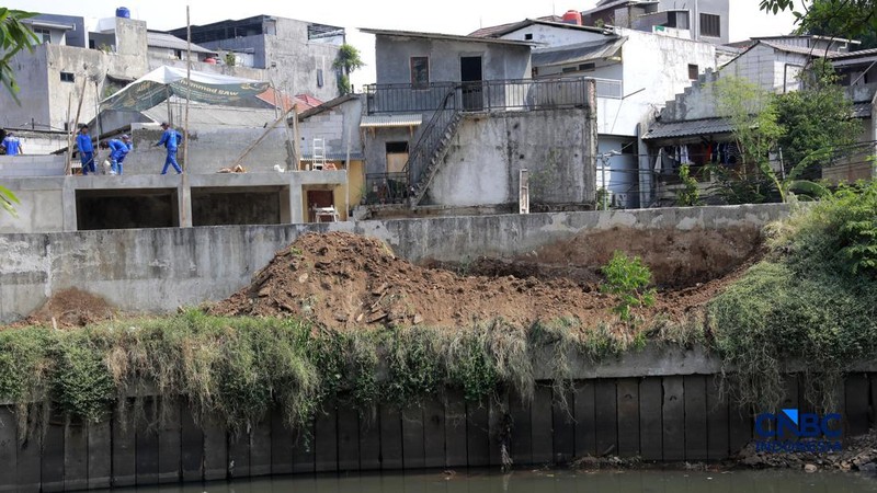 Sejumlah rumah di RW 03, Kelurahan Cawang, Kramat Jati, Jakarta Timur, mulai dibongkar pada Rabu (15/7/2026), sebagai bagian dari proyek normalisasi Kali Ciliwung. Pembongkaran ini menjadi tahapan awal upaya Pemerintah Provinsi DKI Jakarta mempercepa