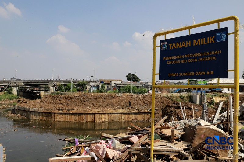 Sejumlah rumah di RW 03, Kelurahan Cawang, Kramat Jati, Jakarta Timur, mulai dibongkar pada Rabu (15/7/2026), sebagai bagian dari proyek normalisasi Kali Ciliwung. Pembongkaran ini menjadi tahapan awal upaya Pemerintah Provinsi DKI Jakarta mempercepat pengendalian banjir di ibu kota. (CNBC Indonesia/Muhammad Sabki)