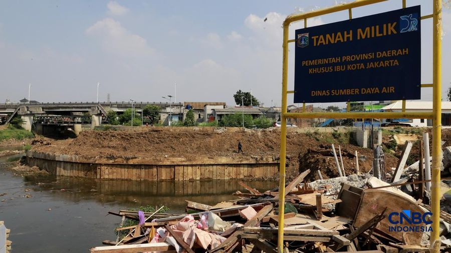 Sejumlah rumah di RW 03, Kelurahan Cawang, Kramat Jati, Jakarta Timur, mulai dibongkar pada Rabu (15/7/2026), sebagai bagian dari proyek normalisasi Kali Ciliwung. Pembongkaran ini menjadi tahapan awal upaya Pemerintah Provinsi DKI Jakarta mempercepa