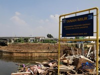 Sejumlah rumah di RW 03, Kelurahan Cawang, Kramat Jati, Jakarta Timur, mulai dibongkar pada Rabu (15/7/2026), sebagai bagian dari proyek normalisasi Kali Ciliwung. Pembongkaran ini menjadi tahapan awal upaya Pemerintah Provinsi DKI Jakarta mempercepa