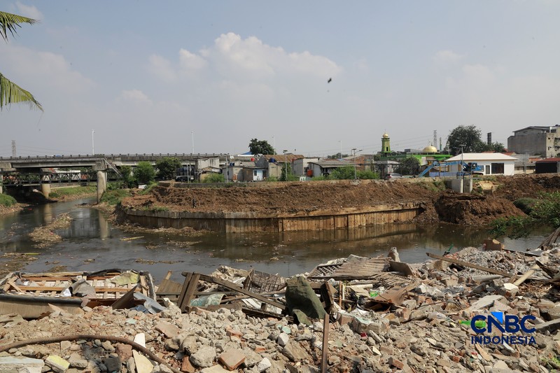Sejumlah rumah di RW 03, Kelurahan Cawang, Kramat Jati, Jakarta Timur, mulai dibongkar pada Rabu (15/7/2026), sebagai bagian dari proyek normalisasi Kali Ciliwung. Pembongkaran ini menjadi tahapan awal upaya Pemerintah Provinsi DKI Jakarta mempercepat pengendalian banjir di ibu kota. (CNBC Indonesia/Muhammad Sabki)