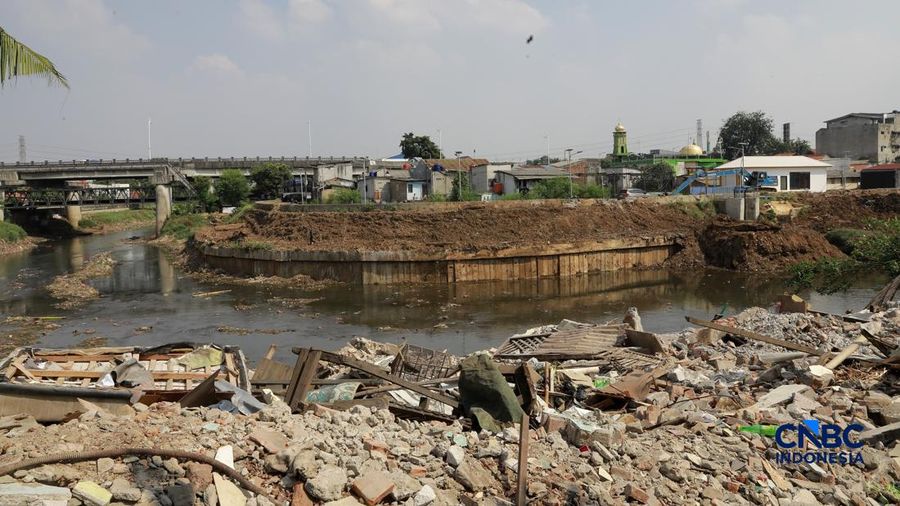 Sejumlah rumah di RW 03, Kelurahan Cawang, Kramat Jati, Jakarta Timur, mulai dibongkar pada Rabu (15/7/2026), sebagai bagian dari proyek normalisasi Kali Ciliwung. Pembongkaran ini menjadi tahapan awal upaya Pemerintah Provinsi DKI Jakarta mempercepa